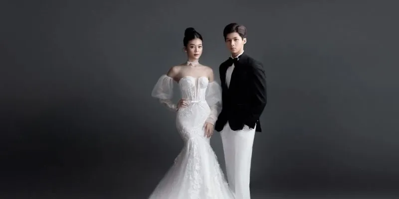 So sánh chụp ảnh cưới Studio với background tường đá