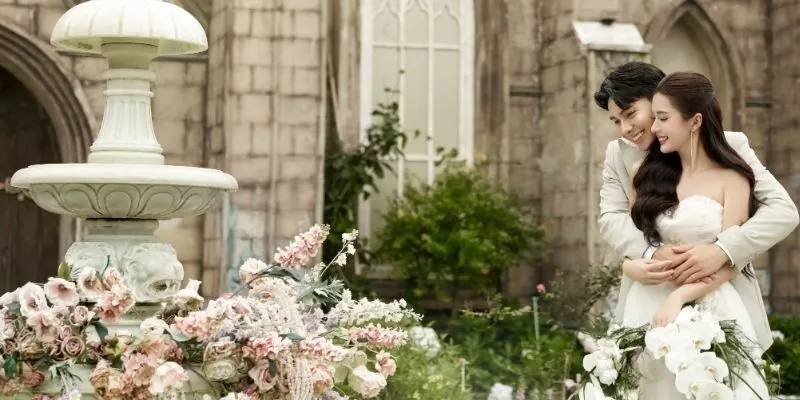 Chi phí chụp ảnh cưới Studio với background tường đá