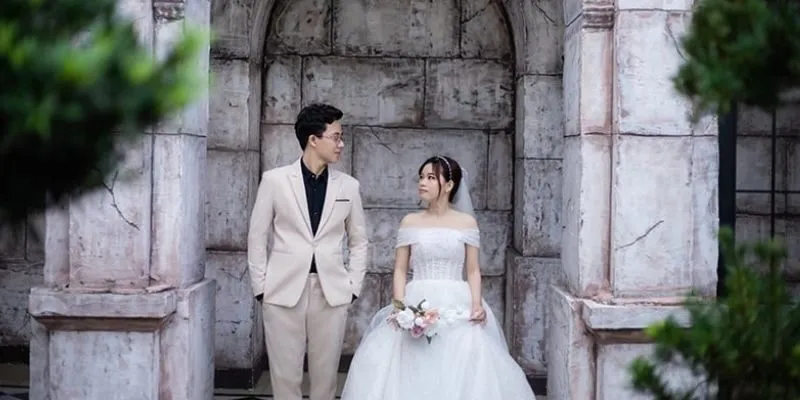 Hướng dẫn chọn gói dịch vụ chụp ảnh cưới Studio với background tường đá