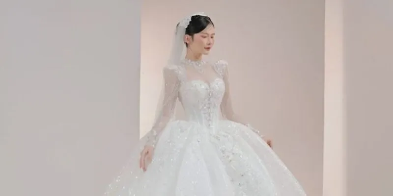 Lý do váy cưới công chúa sáng lấp lánh chưa bao giờ lỗi mốt