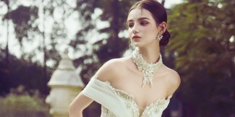 Cách phối phụ kiện với váy cưới công chúa trễ vai