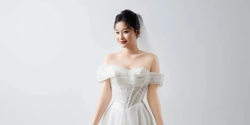 Bí quyết tỏa sáng cùng váy cưới suông tay bánh bèo